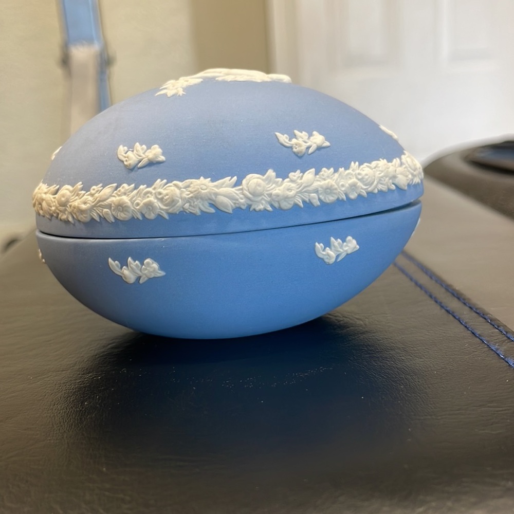 Wedgewood blue jasperware egg shaped box - Picture 3 of 11